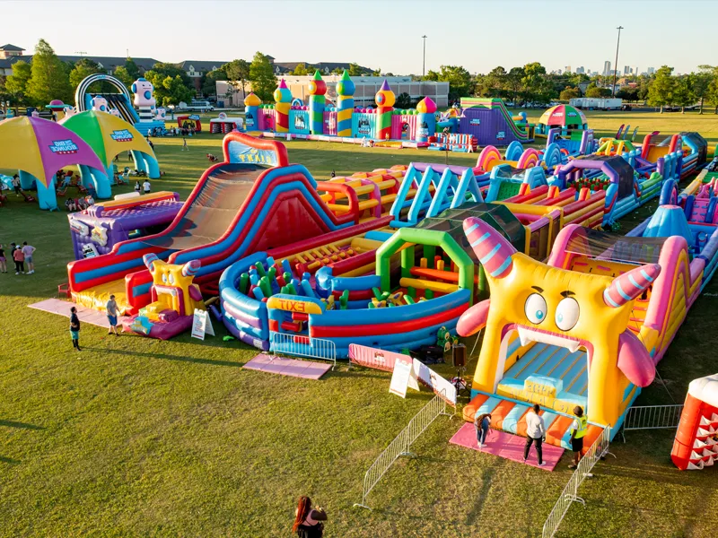 फुगण्यायोग्य किल्ल्यांसाठी ताडपत्री साहित्य काय आहे?